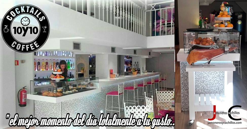 Diez Diez Café y Copas y jamoneros y cuchillos