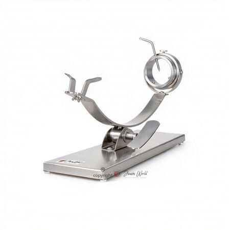 Jamonero 17927 Flores Cortes giratorio. Jamonero con forma y diseño que facilita el corte del jamón. Con movimiento en balanza, cabezal con sistema giratorio, base acero inoxidable, tacos antideslizantes. Jamonero versátil, manejable y muy consistente, resistente y con estabilidad.