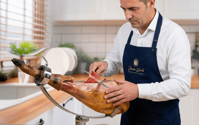 Jamonero Gala, con sistema giratorio y basculante, precisión y elegancia en cada corte de jamón.